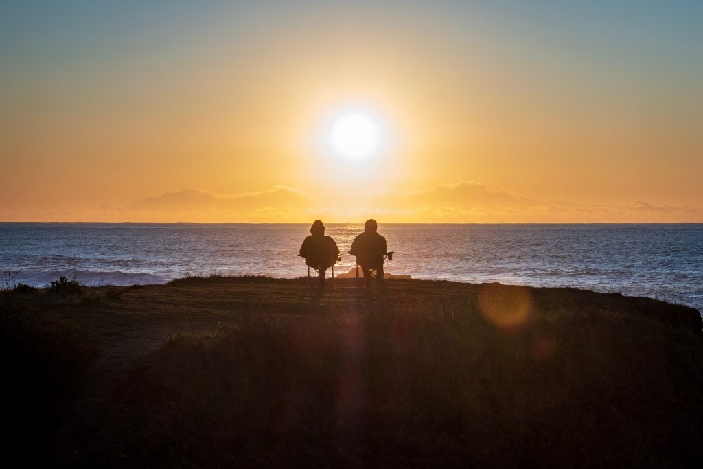 imagen ancianos puesta de sol