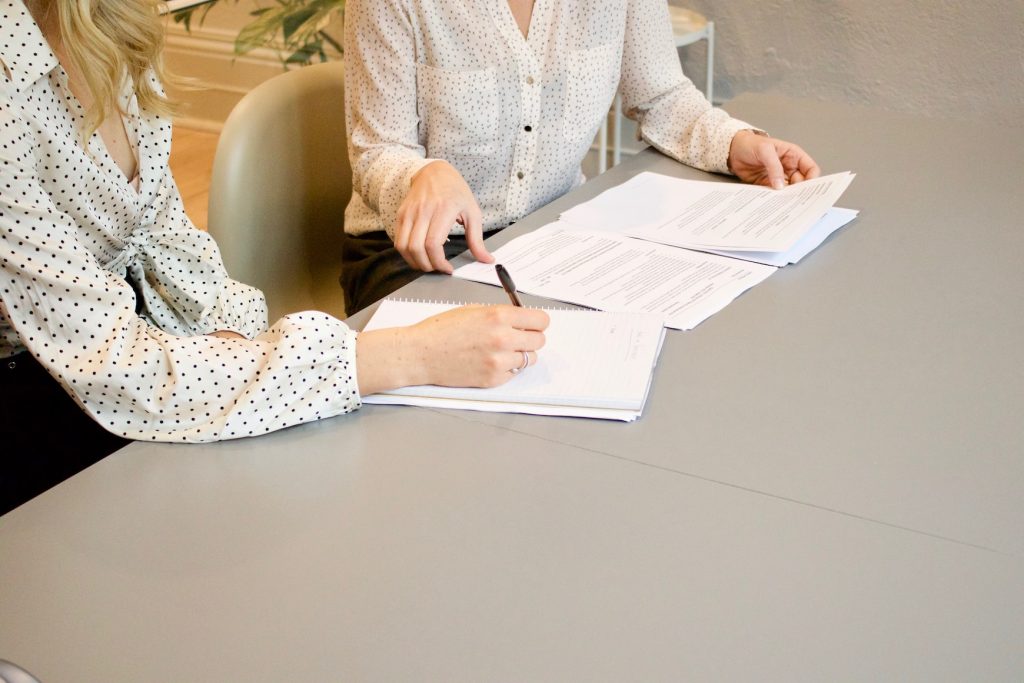 una persona firmando los papeles