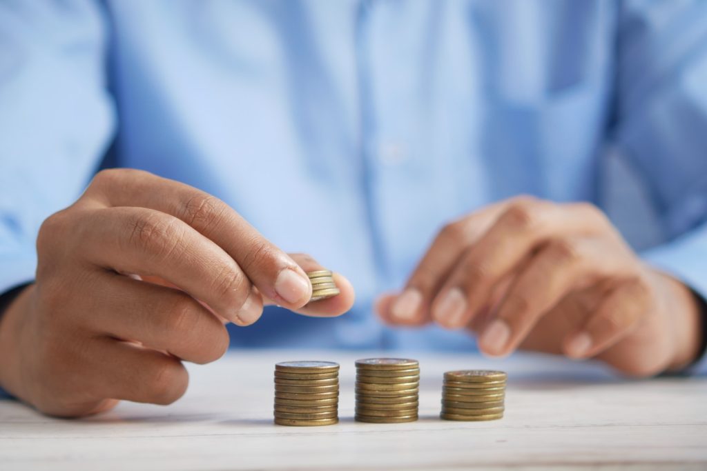 persona contando dinero