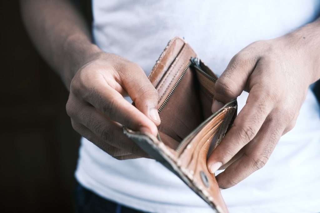 Persona mostrando la cartera sin dinero