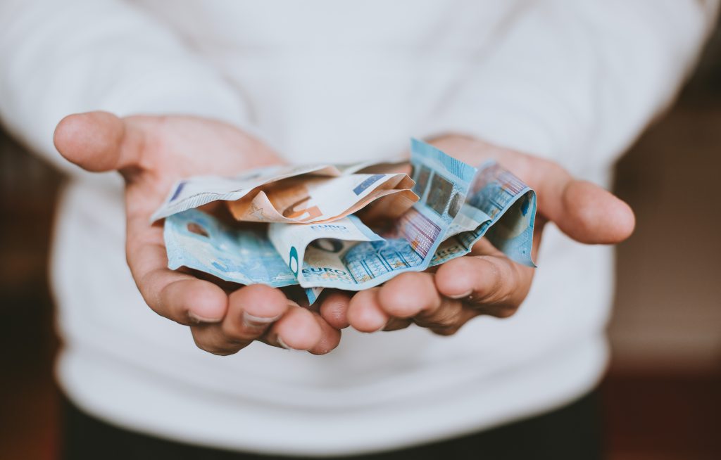 Manos sujetando dinero