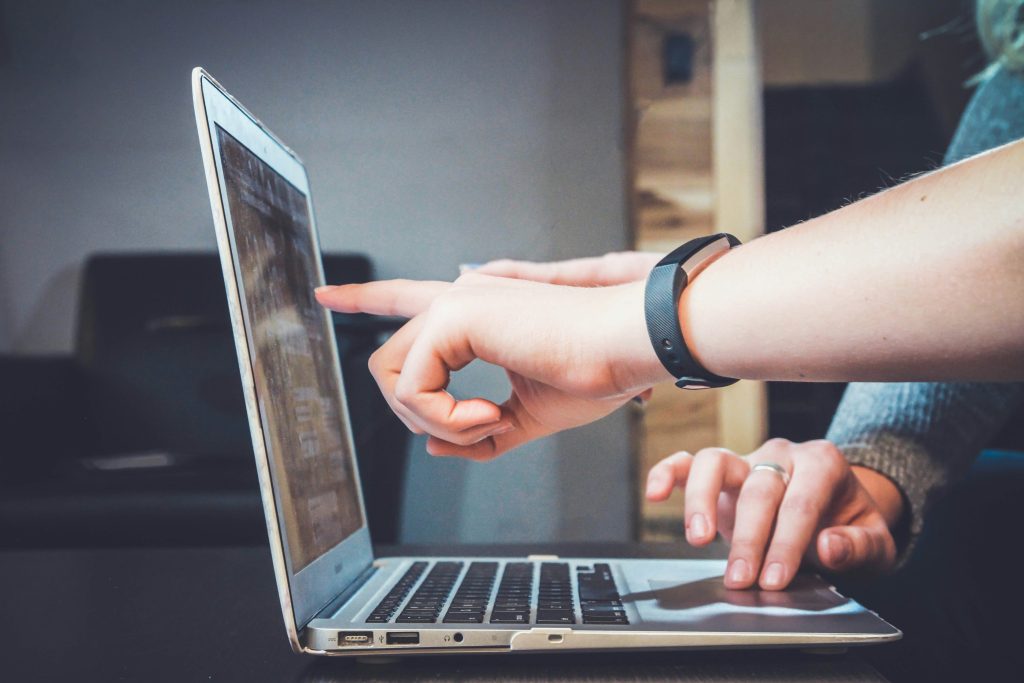 Dos personas comprobando datos en un ordenador