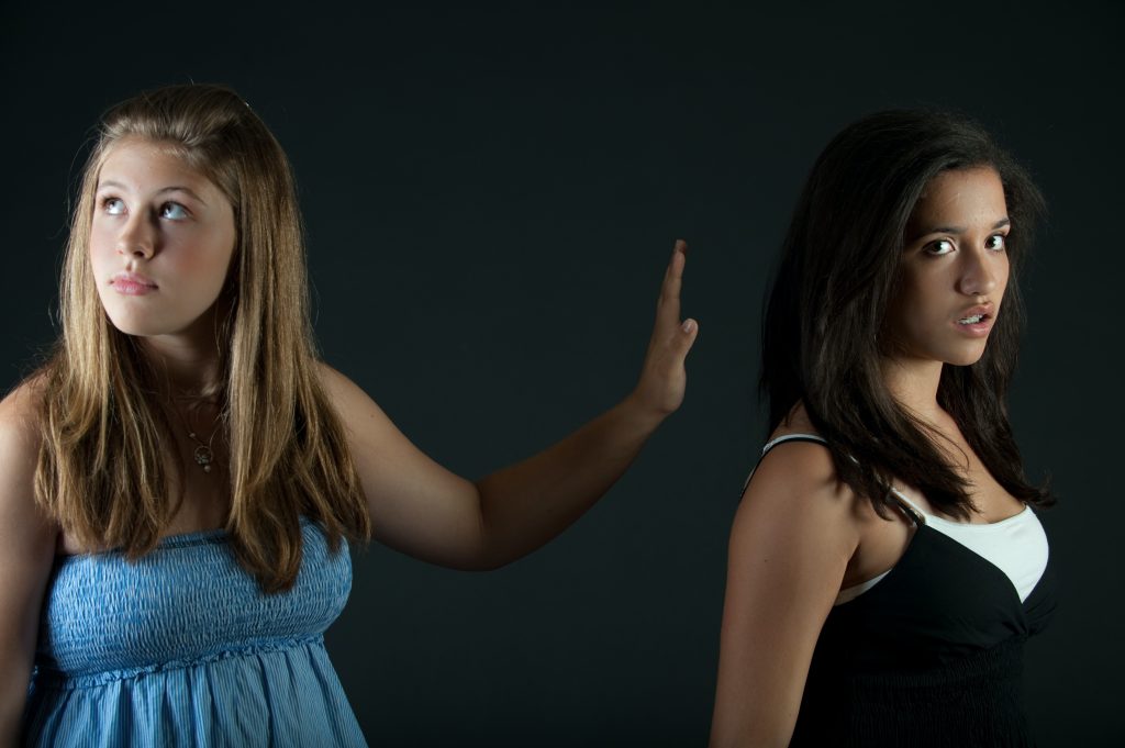 Dos personas enfadadas