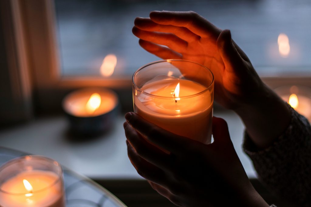 Velas alumbrando una habitación