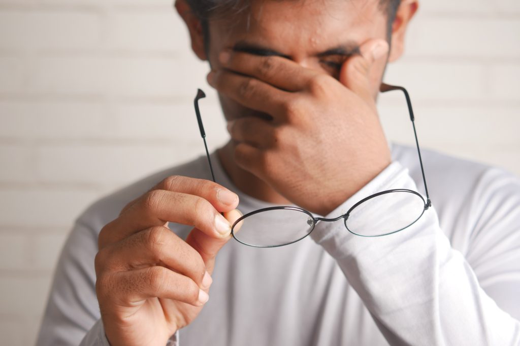Persona quejándose de una dolencia en la cabeza